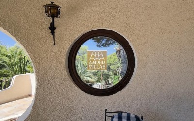 Fantastic villa with large plot, offering privacy and sea views.